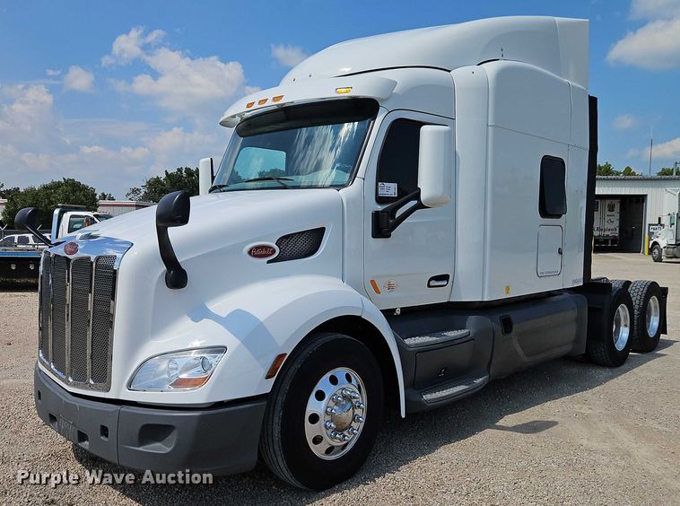 2019 Peterbilt 579 semi truck - EB8219