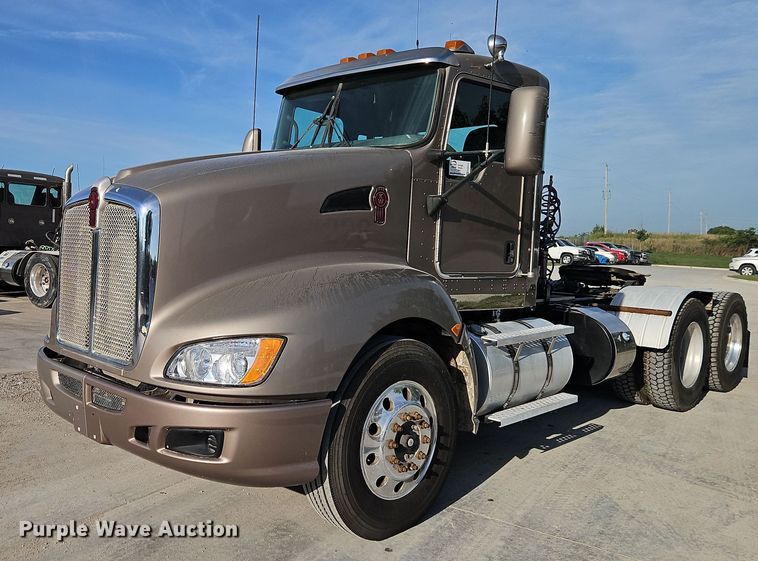 2013 Kenworth T660 semi truck - EB8220