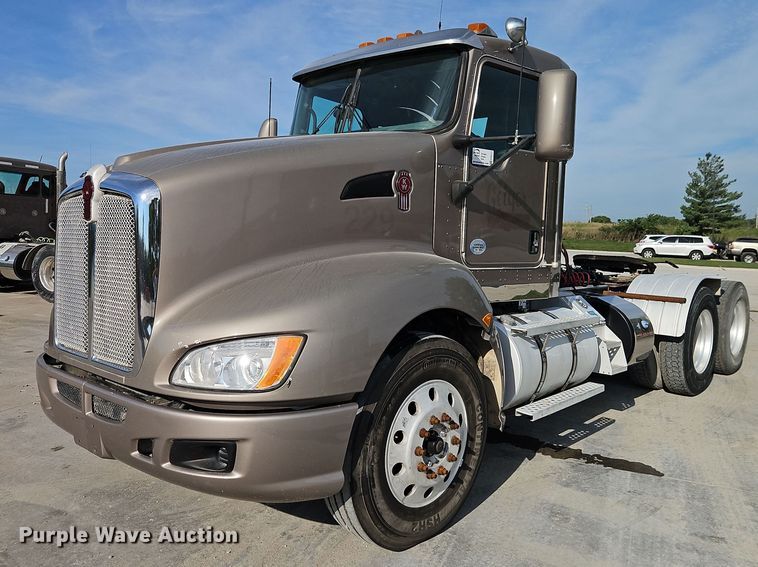 2013 Kenworth T660 semi truck - EB8221