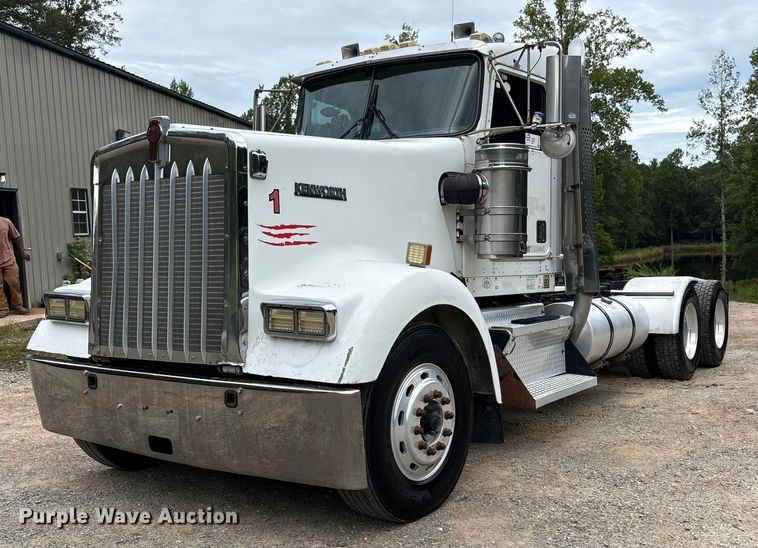 2001 Kenworth W900 semi truck - EC4375
