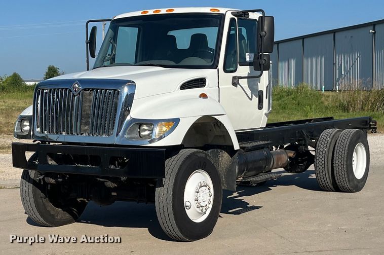 2005 International 7400 truck cab and chassis - ED2197