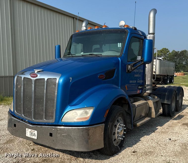 2013 Peterbilt 579 semi truck - ED4411