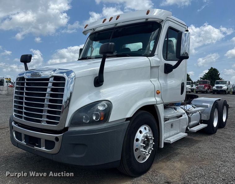 2015 Freightliner Cascadia semi truck - EG5998