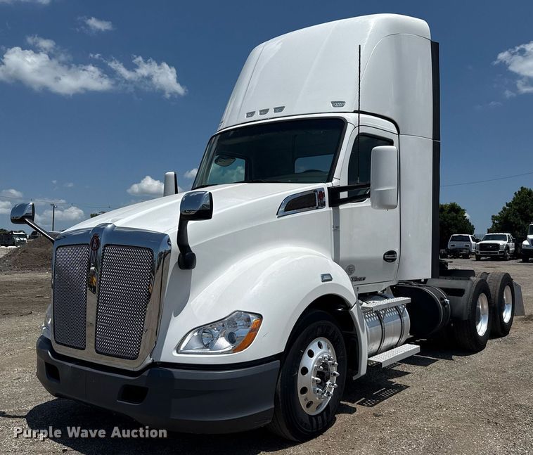 2018 Kenworth T680 semi truck - EG6058
