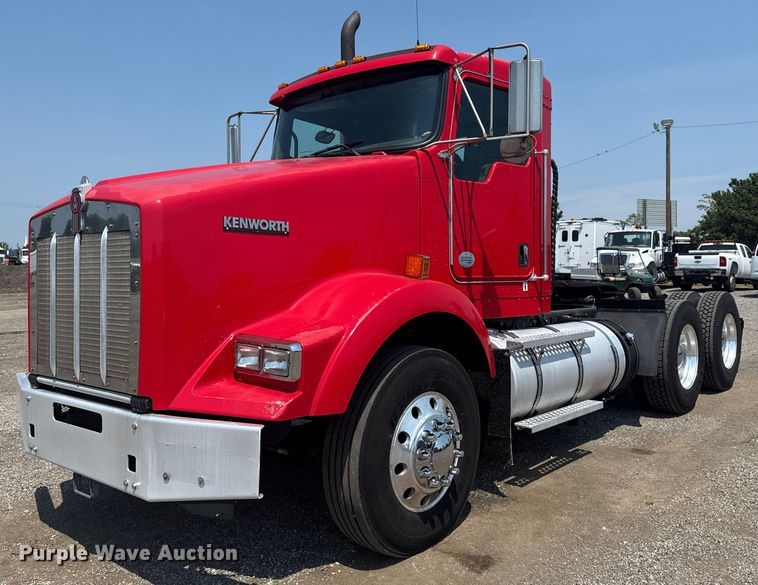 2011 Kenworth T800 semi truck - EG6111