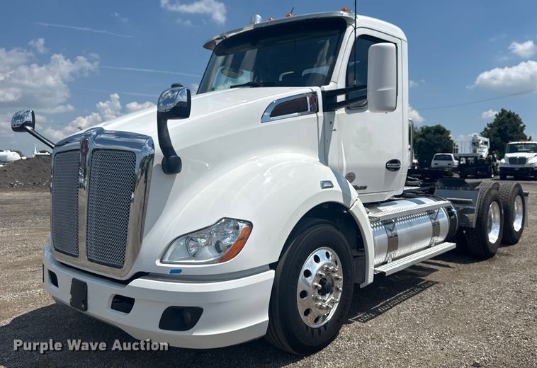 2020 Kenworth T680 semi truck - EG6135