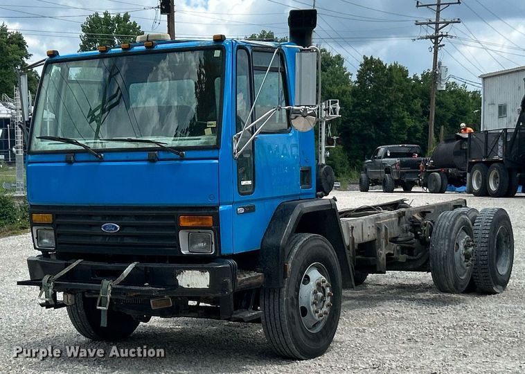 1995 Ford CF8000 truck cab and chassis - EK8318