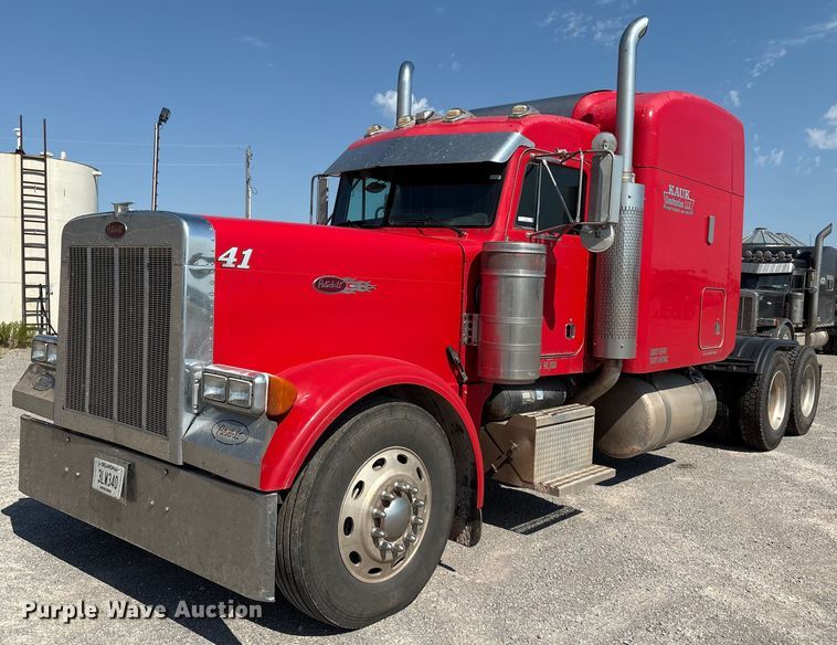 2001 Peterbilt 379 semi truck - EM0523