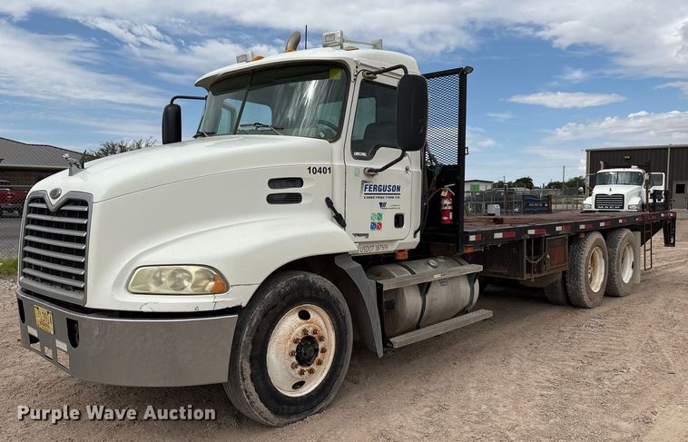 2004 Mack CX613 flatbed truck - EM0581