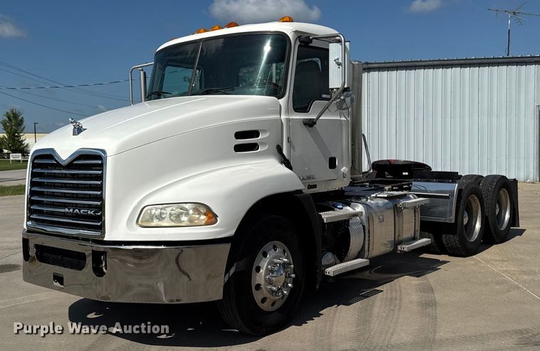 2016 Mack CXU613 semi truck - EM2305