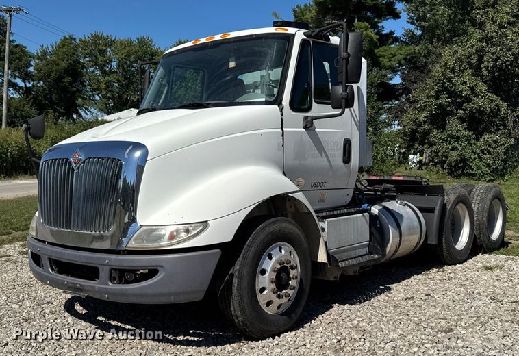 2016 International RF027 semi truck - EM2322