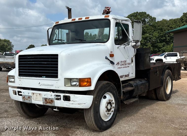 1992 International 4700 flatbed truck - EN5552