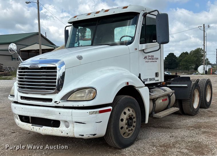 2007 Freightliner Columbia semi truck - EN5553