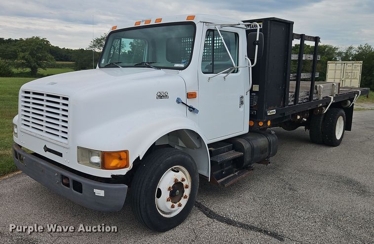 2000 International  4700 flatbed truck - EO4637