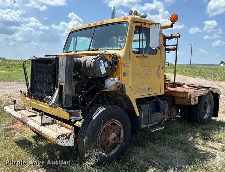 1983 International 2275 winch truck - EU2132