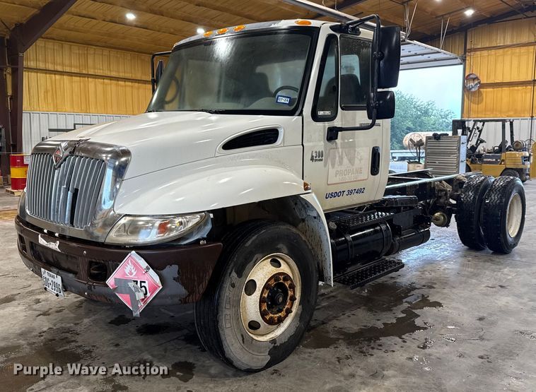 2002 International 4300 truck cab and chassis - EU2170