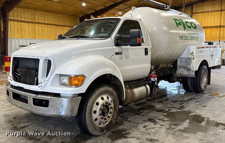 2011 Ford F-750 truck cab and chassis - EU2177