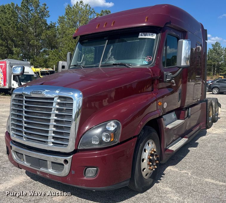 2018 Freightliner Cascadia 125 semi truck - YA0356