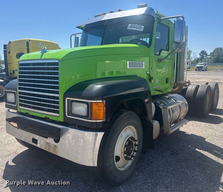 2017 Mack CHU613 semi truck - YA0359