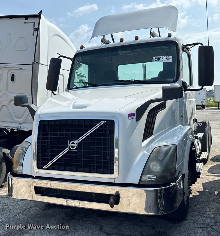 2016 Volvo VNL semi truck - YA0611