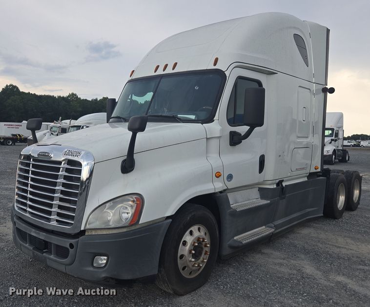 2016 Freightliner Cascadia semi truck - YA0691