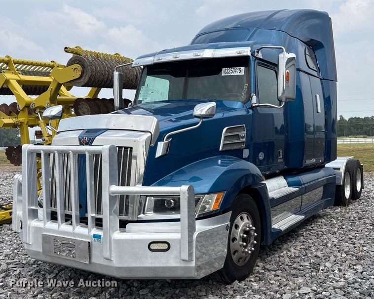 2019 Western Star  5700 semi truck - YA0692