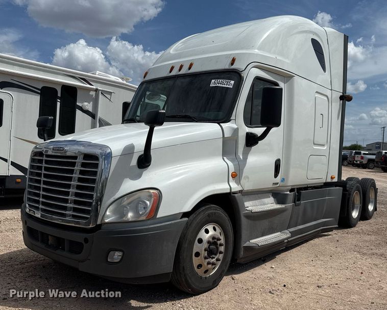 2017 Freightliner Cascadia semi truck - YA0694