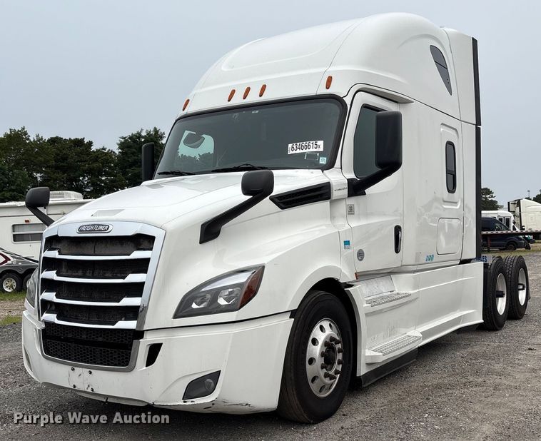 2019 Freightliner Cascadia semi truck - YA0699