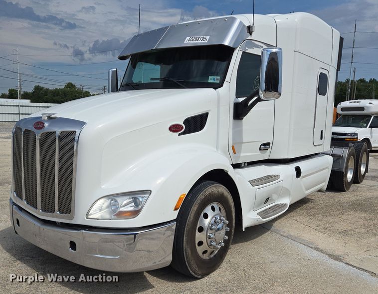 2017 Peterbilt 579 semi truck - YA0736