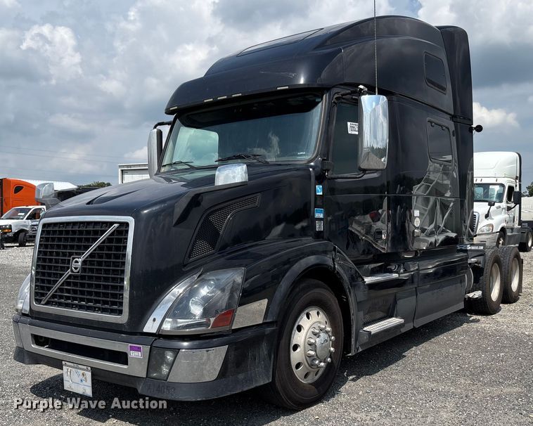 2014 Volvo VNL semi truck - YA0781