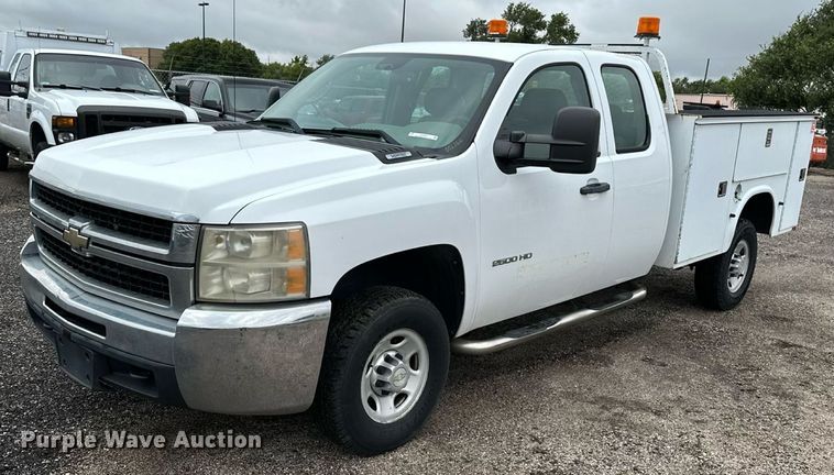2010 Chevrolet Silverado 2500HD utility bed pickup truck - EN8409