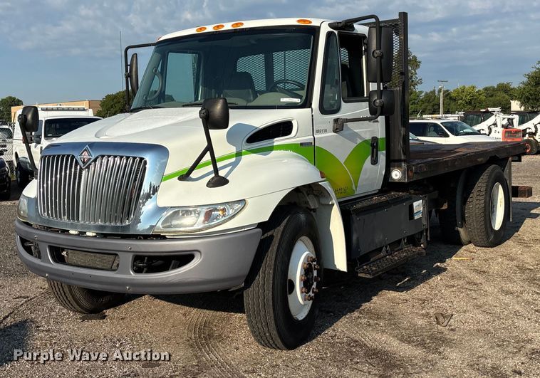 2010 International DuraStar 4300 flatbed truck - EN8428