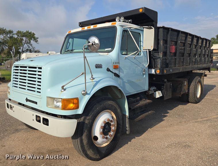 2001 International 4700 scissor lift truck - EN8432