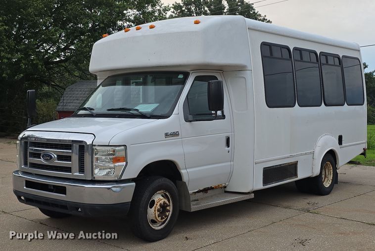 2011 Ford E-450 Super Duty shuttle bus - DR3874