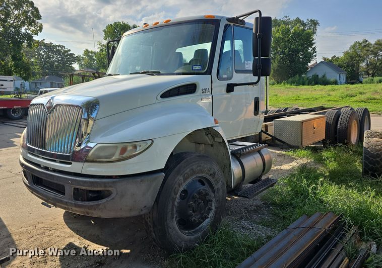 2014 International DuraStar 4400 truck cab and chassis - DR3983