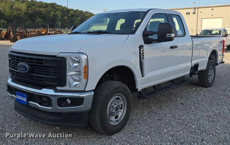 2023 Ford F250 XL SuperCab pickup truck - DR3985