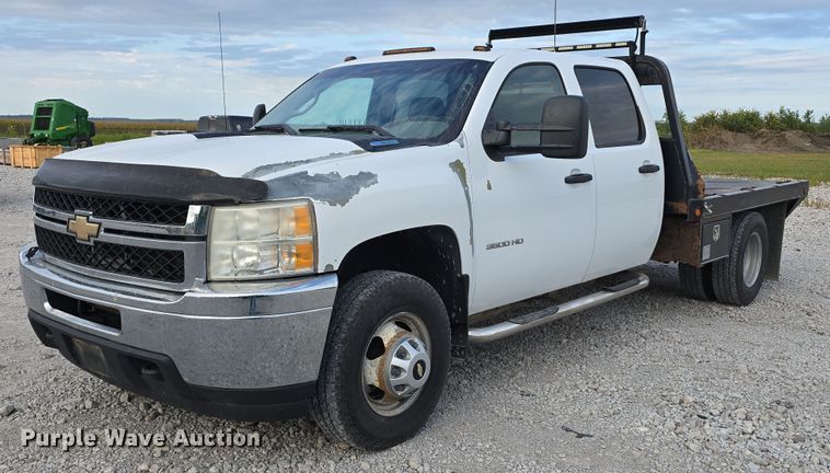 2011 Chevrolet Silverado 3500HD Crew Cab flatbed pickup truck - DR3994
