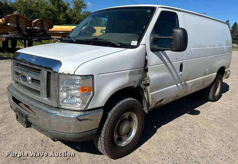 2011 Ford E350 Super Duty van - DT6253
