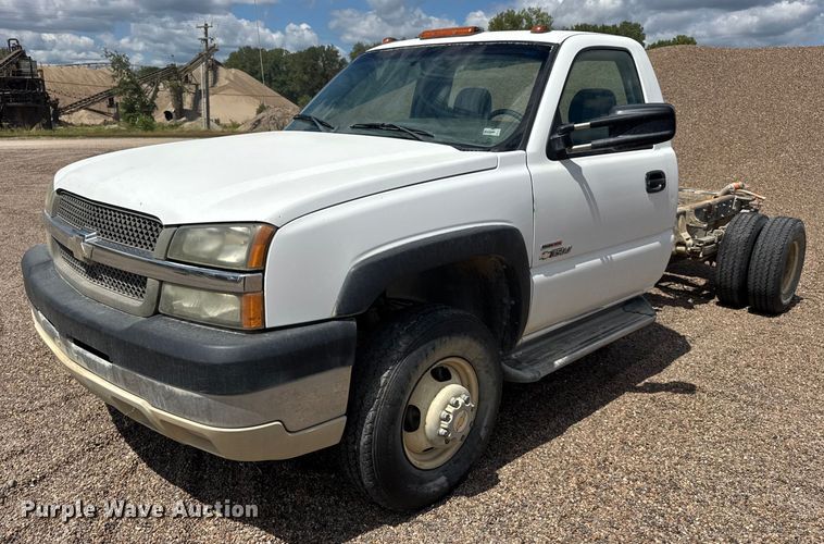 2004 Chevrolet Silverado 3500 pickup truck cab and chassis - DW6520