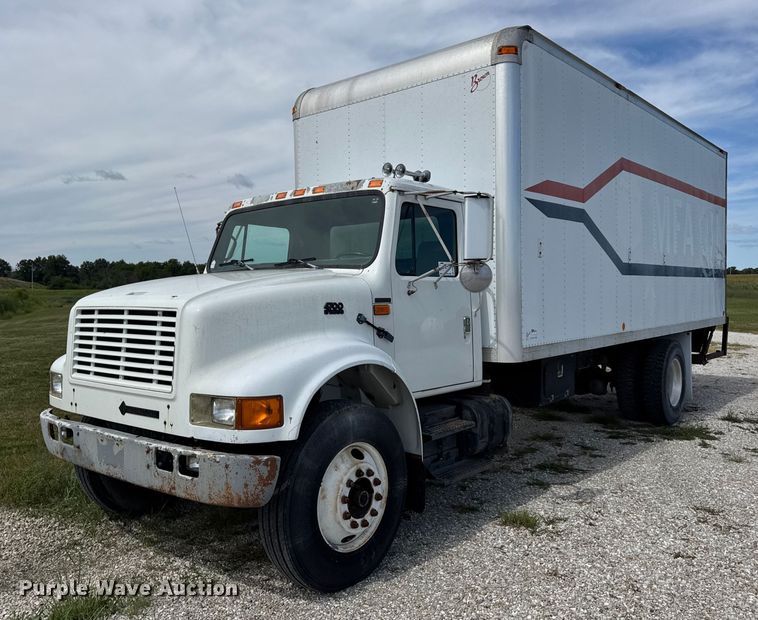 1995 International  4700 box truck - DW6553