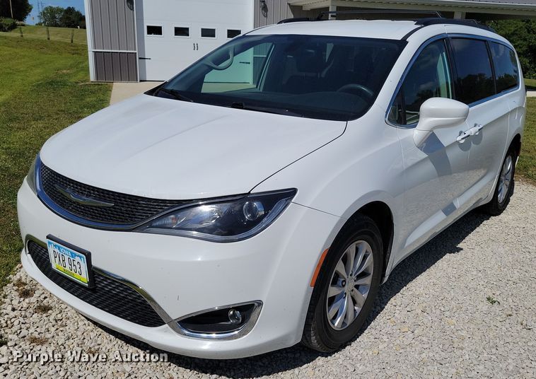 2018 Chrysler Pacifica van - DX7456