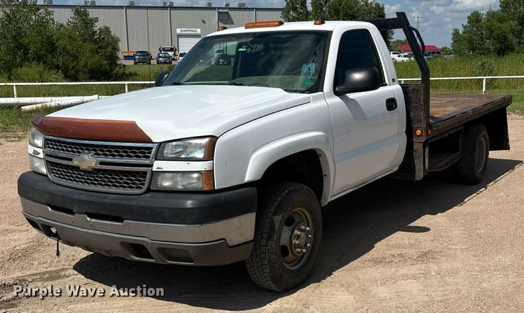 2006 Chevrolet Silverado 3500 flatbed pickup truck - DY0358
