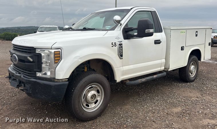 2019 Ford F250 Super Duty utility bed pickup truck - DY0946