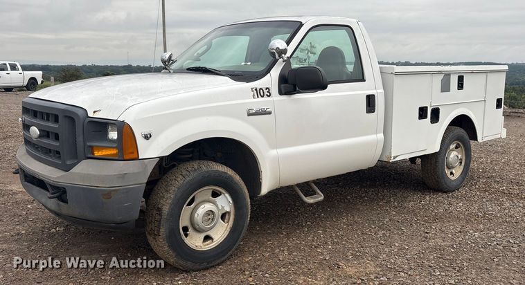 2005 Ford F250 Super Duty utility bed pickup truck - DY0948