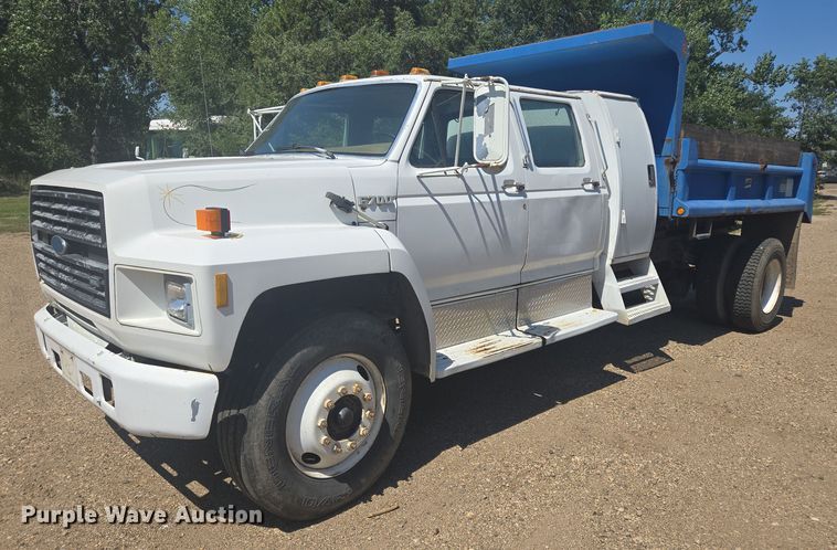 1990 Ford F700 Crew Cab dump truck - DY1113
