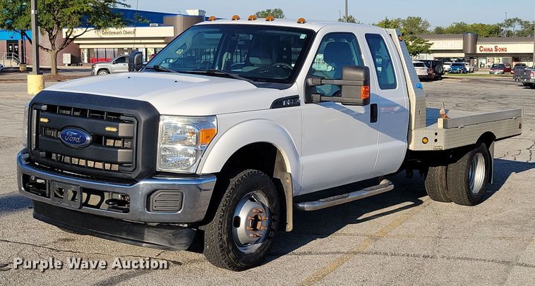 2013 Ford F350 Super Duty SuperCab flatbed pickup truck - DZ6482