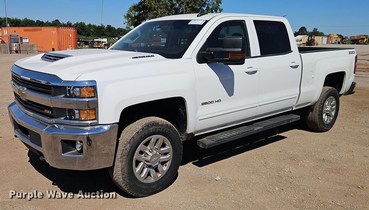 2017 Chevrolet Silverado 2500HD Crew Cab pickup truck - EB8266