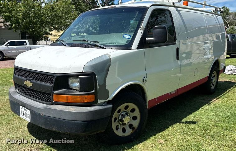 2010 Chevrolet Express 1500 van - EE3947