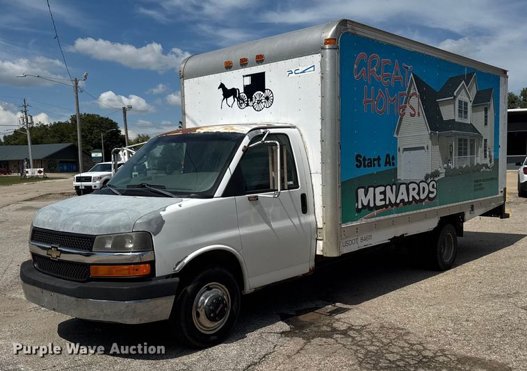2005 Chevrolet Express G3500 box truck - EM2330