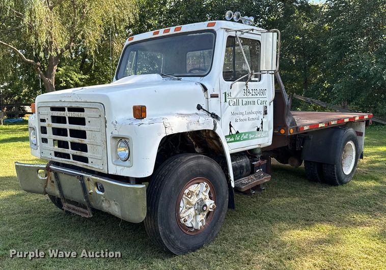 1986 International 1954 flatbed truck - EM2334